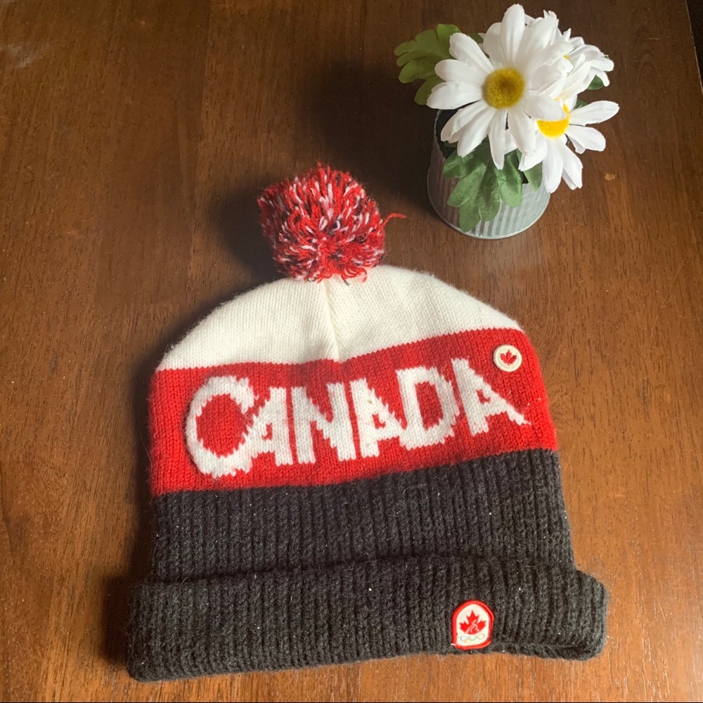 CANADA Pompom Toque  Beanie Hat